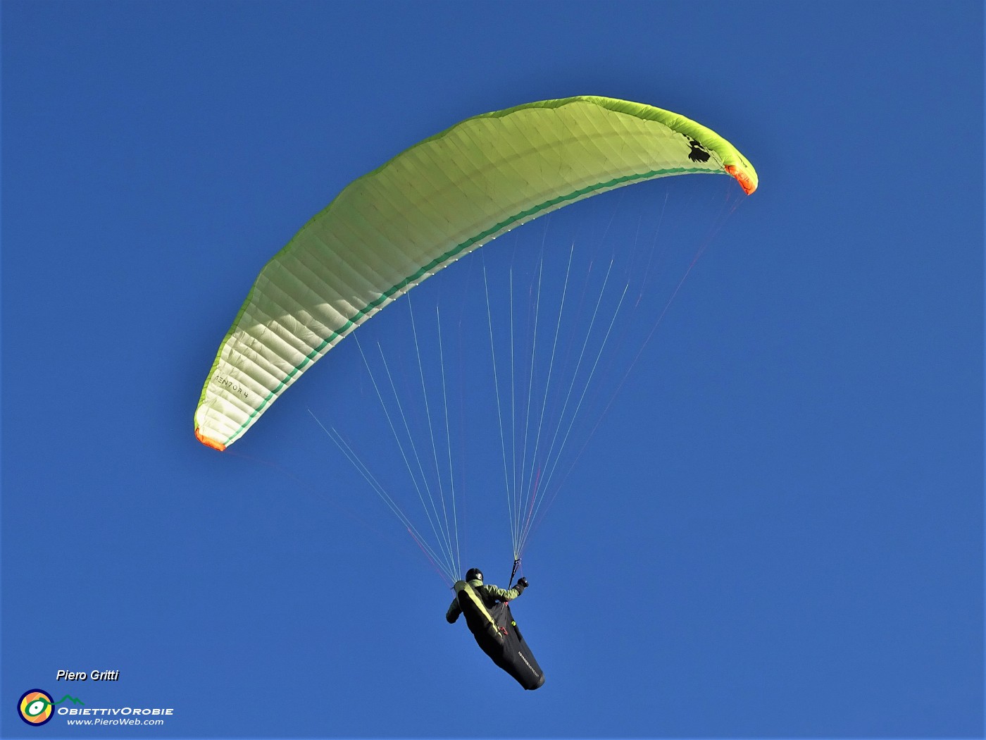 37 Sul sentiero di dosso in dosso per la vetta ci godiamo lo spettacolo dei parapendio in volo.JPG -                                